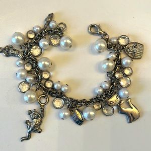 Silver chain & Pearls Kittys charm bracelet! 6 Silver charms, Measures-7” long